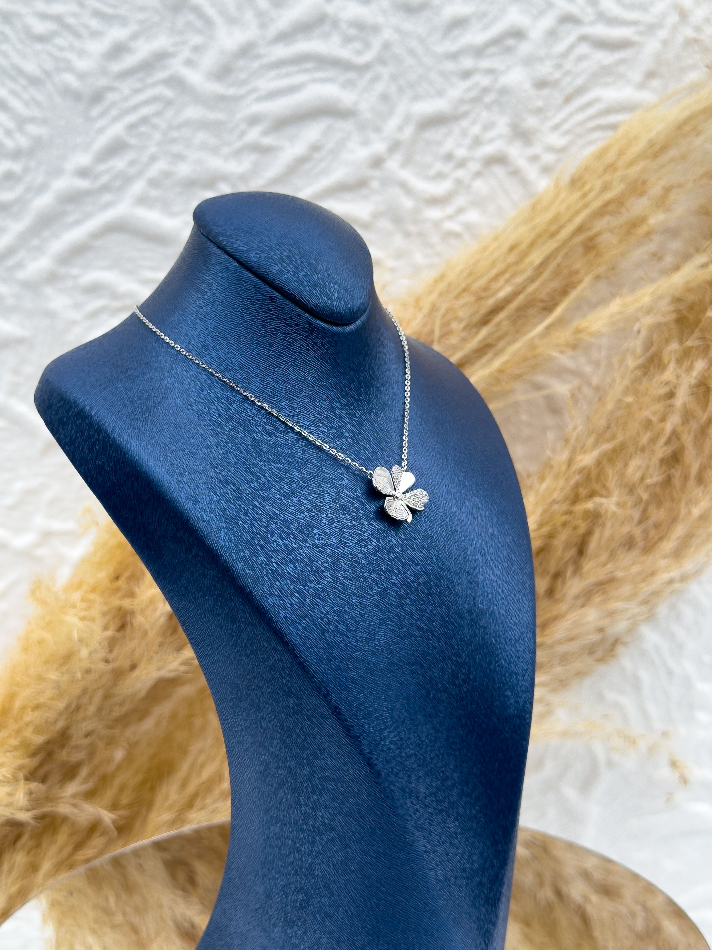 925 Ayar Gümüş Yonca Tasarımlı Kadın Kolye – Özel Tasarım, Şans Getiren Hediyelik